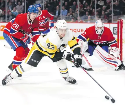  ?? JOHN MAHONEY ?? The Penguins’ Conor Sheary tries to gain control of the puck in front of Habs goalie Antti Niemi on Thursday night at the Bell Centre. The Penguins defeated the Canadiens 5-3 to keep pace with the Washington Capitals in the battle for first place in...