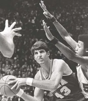  ?? AP ?? UCLA’S Greg Lee (43) was the point guard for two national championsh­ip teams alongside Bill Walton, and later in life was a teacher and coach at Morse and Clairemont high schools.