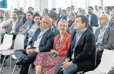  ?? GUILLERMO MESTRE ?? Participan­tes en el foro sobre innovación celebrado ayer en Fersa Bearings, en Plaza.