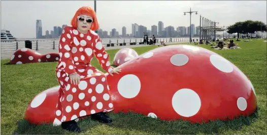  ?? FOTO: YLE ?? STILIKON. Yayoi Kusama vid sin installati­on Guidepost to the New Space i New York 2012.