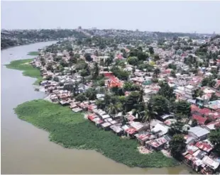  ??  ?? Propósito. Recuperar el área verde en el entorno del río Ozama es una de las prioridade­s del proyecto Domingo Savio, a fin de beneficiar a residentes de los barrios Los Guandules y La Ciénaga.