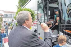  ??  ?? Pfarrer Jürgen Zorn segnet den neuen Bus von Omnibus Weis.