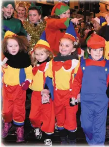  ?? RIGHT: Photos by Michelle Cooper Galvin ?? Fiona Crowley Stage School pupils participat­ing in the Christmas in Killarney Santa Parade in Killarney on Saturday.