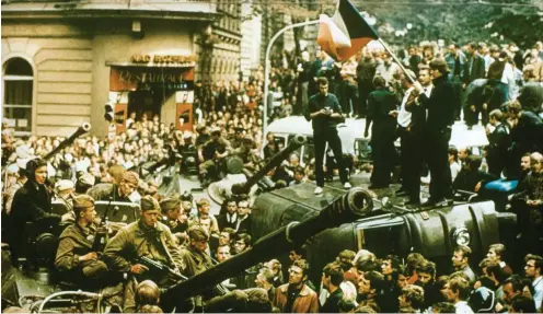  ?? Foto: akg-images ?? Prag, 21. August 1968: Demonstran­ten stoppen die Panzer der Interventi­onstruppen