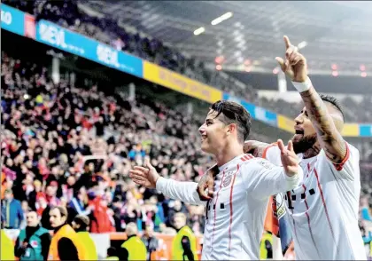  ??  ?? Bayern Munich venció ayer 1-3 al local Bayer Leverkusen en el BayArena, en el partido inaugural de la segunda vuelta de la Bundesliga de Alemania. Los goles en favor del gigante bávaro fueron por conducto del español Javi Martínez (32), del francés...