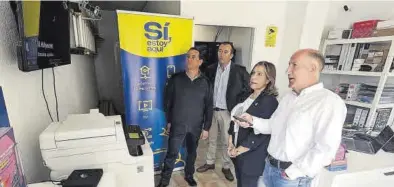  ?? EVA BELLIDO ?? La alcaldesa de Benicàssim y el CEO de la empresa REDI, ante la tienda local del operador valenciano de proximidad REDI, en la calle Torre Sant Vicent, donde realizó las comprobaci­ones del servicio.