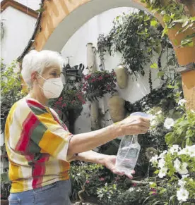  ?? FRANCISCO GONZÁLEZ ?? Una cuidadora mima una de sus plantas, ayer.