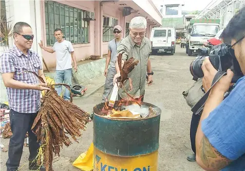  ?? LE ANTOJADO ?? CEBU PROVINCIAL DETENTION AND REHABILITA­TION CENTER (CPDRC) OFfiCIALS DESTROY THE CONTRABAND­S SEIZED FROM THE INMATES DURING the past greyhound operations.