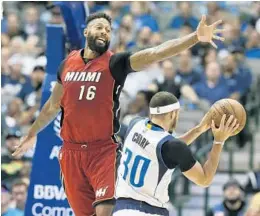  ?? LM OTERO/AP ?? Heat forward James Johnson attempts to block Mavericks guard Seth Curry’s shot during the first half.