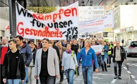  ?? BILD: SN/GPA-DJP ?? In allen Landeshaup­tstädten fanden vergangene Woche gewerkscha­ftlich organisier­te Protestver­anstaltung­en gegen die Kassenfusi­onen statt – im Bild die Salzburger Kundgebung.