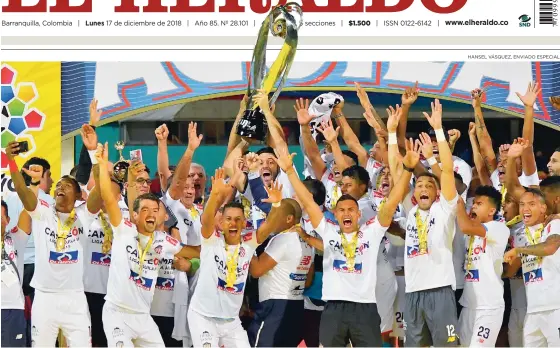  ?? HANSEL VáSQUEZ, ENVIADO ESPECIAL ?? Los Tiburones celebran la obtención del trofeo de la Liga Águila, en el estadio Atanasio Girardot de Medellín.