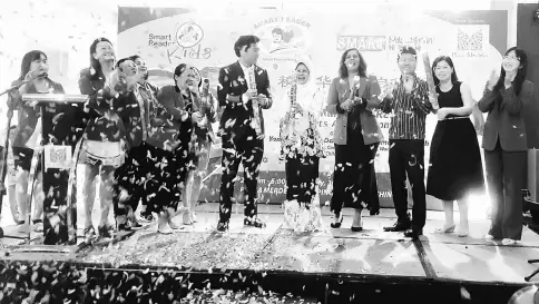  ??  ?? Fatimah (fifth right), Ong (sixth left) and other guests releasing the confetti to re-launch the Smart Mandarin programme during a ceremony at Plaza Merdeka yesterday.