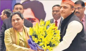  ?? SUBHANKAR CHAKRABORT­Y/HT PHOTO ?? SP chief Akhilesh Yadav with BSP supremo Mayawati during a joint press conference in Lucknow on Saturday.