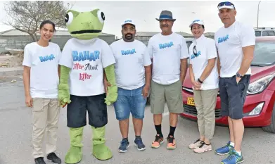  ?? (Muscat Daily) ?? Saleh Zakwani, Chairman, Apex Media (third from right) with the official mascot Hopibi and other attendees at the campaign