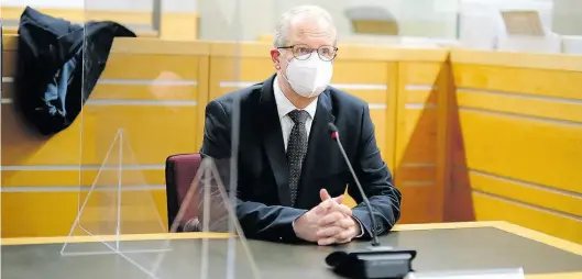  ?? Dpa-BILD: Zubeir Haji ?? Stefan Schostok sitzt als Angeklagte­r im Revisionsp­rozess zur Rathausaff­äre vor Gericht.