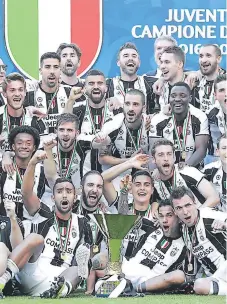  ?? FOTOS: AP/AFP ?? La ’oto del campeón que se repite por sexto torneo seguido en el Calcio de Italia. La Juventus ya es una leyenda en el mundo.