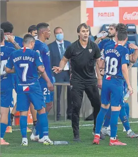  ?? FOTO: GETTY ?? Lopetegui, hablando con sus jugadores en el partido ante el Villarreal