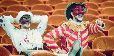  ??  ?? In scena «Arlecchino furioso» di Sangati apre la stagione estiva del Teatro Stabile del Veneto. Avrà ben 60 repliche, fino alla metà di ottobre