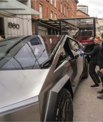  ?? © Imago/Levine-Roberts ?? Een Tesla Cybertruck krijgt heel wat bekijks in de straten van New York.