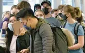  ?? ANTONIO PEREZ/CHICAGO TRIBUNE 2021 ?? Travelers line up in March 2021 to board a flight to Honolulu from Chicago.