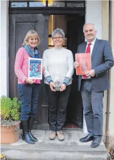  ?? FOTO: EVA-MARIE MIHAI ?? Die beiden Kirchengem­einderätin­nen Sabine Weinbrenne­r und Christine Krauth und Pfarrer Bernhard Richter haben den lebendigen Adventskal­ender organisier­t.