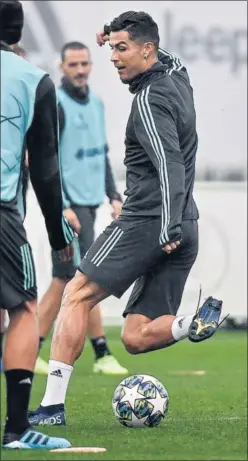  ??  ?? Cristiano, en el entrenamie­nto de ayer de la Juventus.