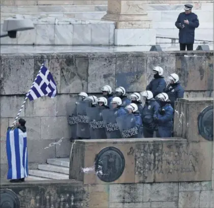  ?? / T. STAVRAKIS (AP) ?? Un monje protesta contra el pacto de Grecia y Macedonia, ayer frente al Parlamento en Atenas.