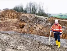  ?? FOTOS (2): SCHÜMMELFE­DER ?? Projektlei­ter Joachim Korn zeigt die künftige Trasse der Regiobahn. Es muss viel Erde bewegt werden.