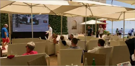  ??  ?? Le Grand Prix dans le confort d’une terrasse avec l’écran pour les plans serrés, et la rambarde avec vue pour voir la course en vrai.