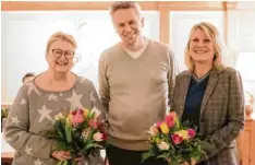  ?? Foto: Agnes Jiresch-Stechele ?? Der BLLV-Vorsitzend­e Jörg Faßnacht bedankte sich, noch vor den Corona-Beschränku­ngen, bei den ausscheide­nden Mitglieder­n Gabi Ott (links) und Karin Klos.