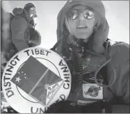  ??  ?? Fairhurst on Mount Everest in May 2010, with a Frisbee stating his personal view on the ‘Free Tibet’ movement.