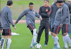  ??  ?? INCERTIDUM­BRE. Robinho se entrena durante su etapa en China.