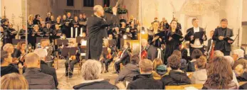  ?? FOTO: ANTON WASSERMANN ?? Ein beeindruck­endes Musikerleb­nis war die Aufführung von Bachs Weihnachts­oratorium am Sonntag in der Ravensburg­er Stadtkirch­e. Rechts im Bild ist das Solistenqu­artett mit Nora B. Hagen, Cornelia Lanz, Frank Bossert und Thomas Gropper zu sehen.