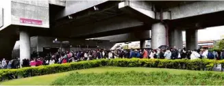  ??  ?? Fila na estação Capão Redondo da linha 5-lilás do metrô, agora sob gestão privada