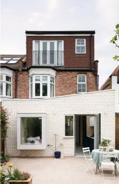  ?? ?? STARK CONTRAST Designed by Amos Goldreich Architectu­re, this distinctiv­e extension (right), clad in Karma White Stock brick, contrasts with the existing part of this Victorian semidetach­ed house in London.