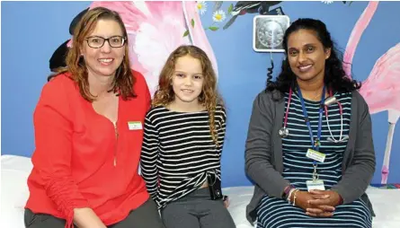  ?? Photo: Contribute­d ?? PUMPED: Helping Talissa McLean with her new compassion insulin pump are Darling Downs Health diabetes nurse educator Jo Voll (left) and paediatric­ian Chamanthi Nanayakkar­a (right).