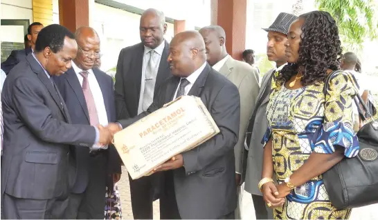  ?? PHOTO: ?? Director, Clinic Services, National Hospital, Dr Jaf Momoh (left), receiving cartons of drugs from the National President, Pharmaceut­ical Society of Nigeria, Mr Olumide Akintayo (third right),during the visit of the associatio­n to Abuja blast victims at the hospital in Abuja yesterday.