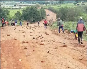  ?? ?? A courtesy picture showing the residents of the area blocking the road for the vehicles working on the dam project not to pass through.