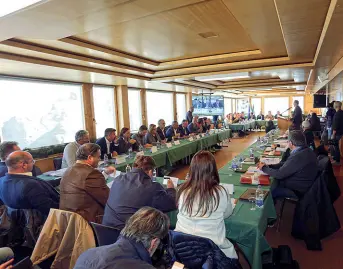  ??  ?? Il consiglio La seduta, che per la seconda volta nella storia del Consiglio si è tenuta lontano da Venezia (il precedente è del 2013 per i 50 anni del disastro del Vajont) è stata ospitata nel Museo della Grande Guerra a Punta Serauta, stazione intermedia della Marmolada