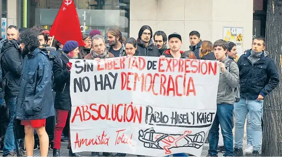  ??  ?? Proteste in Madrid für Rapper Pablo Hasél. Auf dem Plakat steht unter anderem: „Ohne Meinungsfr­eiheit gibt es keine Demokratie.“