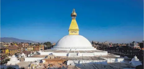  ?? FOTOS: DPA ?? Erstrahlt in neuem Glanz: der Stupa von Bodnath, das größte buddhistis­che Heiligtum in Nepal.