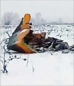  ?? FOTO: AP/LIFE.RU ?? Vragdelene fra det forulykked­e rutefly faldt ned i den tykke sne i et område cirka 40 kilometer fra Domdovoluf­thavnen i Ruslands hovedstad, Moskva.