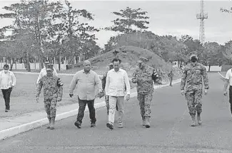  ?? CORTESÍA / GOBIERNO DEL ESTADO ?? Cuitláhuac García visitó las instalacio­nes de la primera Brigada de Infantería de Marina dentro de la Base Aeronaval /