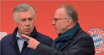  ?? AFP ?? Carlo Ancelotti, 57 anni, assieme all’amministra­tore delegato del Bayern Karl-Heinz Rummenigge, 61