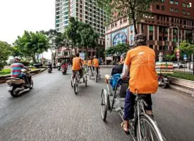  ??  ?? 1| Il mezzo migliore per visitare Ho Chi Minh è il ciclo-risciò. O la Vespa: ne circolano tre milioni. 2| Il Social Club , al 23° piano dell’Hotel des Arts, è l’indirizzo per l’aperitivo e la cena. 3 | Nghia An Hoi Quan, tempio costruito dalla comunità cinese di Ho Chi Minh nel XIX secolo.