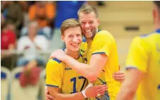 ?? Bild: ROBERT BOMAN ?? Sveriges lagkapten Marcus Nilsson (till höger) kramar om inhopparen Andreas Eriksson, som kom in och vände Em-kvalmatche­n mot Luxemburg i Örkelljung­a.