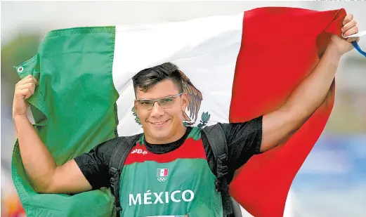  ??  ?? El lanzador posa con la bandera mexicana luego de conseguir el título de los Centroamer­icanos