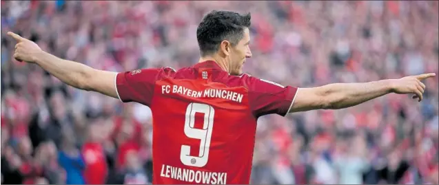  ?? ?? Lewandowsk­i celebra un gol la temporada recién finalizada con el Bayern de Múnich.