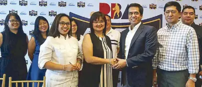  ??  ?? PBA commission­er Chito Narvasa (third from right) shakes hands with Uniprom Inc. COO/OIC Irene Jose after the contract-signing making Smart Araneta Coliseum the host of the PBA All-Star Weekend on Aug. 7. Others in photo are Uniprom’s Shiela Vitug,...