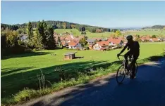  ?? Foto: Hans Peter Hadry ?? Immer wieder gibt es bei unserer rund 124 Kilometer langen Tour reizvolle Tiefblicke zu genießen.